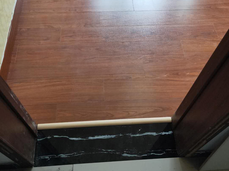全屋地板換新服務(wù)：鋪地板前都要做一件事，就是清理施工現(xiàn)場，將地面的垃圾清掃干凈，特別是角落要注意清潔干凈，做到無塵無污染。清潔往后開始做地面找平工作，其地面的水平要保持在2mm的誤差內(nèi)，超過的話就必須要做找平了，否則地板鋪好后腳感也會(huì)不好的。鋪地板前還需要先將地板進(jìn)行預(yù)鋪，主要是因?yàn)榈匕迨清e(cuò)落安裝的，預(yù)鋪一下，根據(jù)室內(nèi)尺寸進(jìn)行，肯定是有部分地板需要一分為二，預(yù)鋪后根據(jù)尺寸來鋸，可以避免地板損耗。地板有一定的膨脹率，因此鋪裝前要在其與墻面接觸的部位預(yù)留膨脹縫，以免地板起鼓，膨脹縫的大小一般和地板的膨脹系數(shù)有關(guān)系。