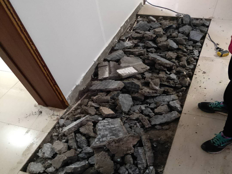 全屋瓷磚拆除施工:首先要撬開大門口的那塊地磚，因為那塊地du磚是有一邊露在外面的所以比較容易撬開。再用扁的鑿子一片一片的往里撬，如果水泥砂漿做的不是特別牢固的話可以直接用錘子把扁撬敲擊地磚和水泥地中間的縫隙。