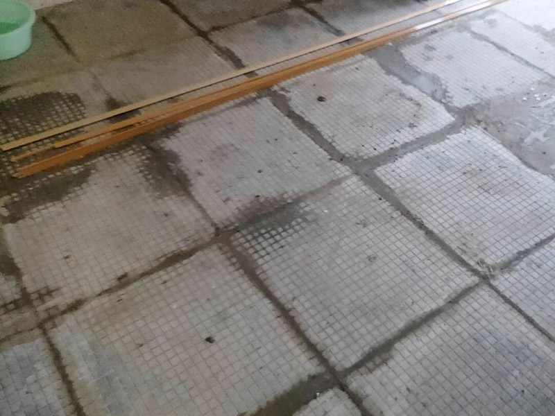 全屋瓷磚拆除施工:首先要撬開大門口的那塊地磚，因為那塊地du磚是有一邊露在外面的所以比較容易撬開。再用扁的鑿子一片一片的往里撬，如果水泥砂漿做的不是特別牢固的話可以直接用錘子把扁撬敲擊地磚和水泥地中間的縫隙。