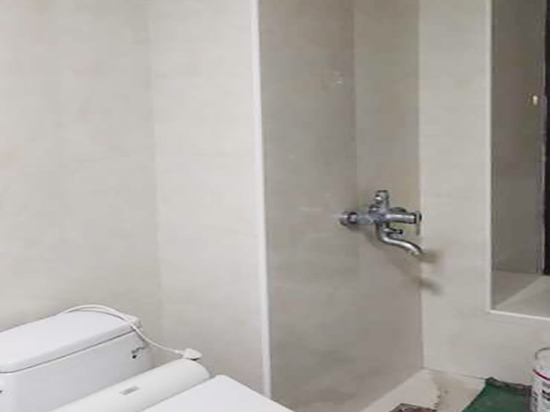 浴室瓷磚鋪貼裝修：在鋪貼瓷磚前，要先把還沒(méi)涂抹水泥的地磚鋪在地上，并敲平，然后在地磚上涂滿水泥，鋪在地面，鋪地磚的過(guò)程中要對(duì)齊四塊磚的對(duì)角位置。  另外，在鋪貼瓷磚時(shí)也要講究鋪貼順序，在鋪地磚時(shí)應(yīng)從內(nèi)向外貼，有坡度或地漏的地方，要注意排水方向找坡，而墻面磚應(yīng)從下往上貼，底層的瓷磚要最后貼，這樣鋪貼出來(lái)才美觀，鋪完地磚后還要壓地磚。 瓷磚鋪貼像是用膠水把兩個(gè)東西粘貼在一起，如果物體表面有臟東西的話，粘貼就不會(huì)很牢固，因此在鋪貼瓷磚前我們要先清理浴室的墻面和地面。如果墻面本身有裂痕，也要先進(jìn)行處理再鋪貼瓷磚；而地面有不平或不直的地方也要先進(jìn)行找平處理，這樣貼出來(lái)的瓷磚才比較完美。