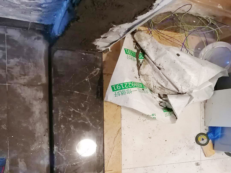 廚房局部改造：防水主要是要確保洗菜盆的位置和地面的傾角。前者最關(guān)鍵是做好接口的防水。用夾板做的櫥柜受水后通通氣就行了，但組合式的櫥柜受水后就會(huì)膨脹，致使其后表面防火板層脫離。因而櫥柜的座地部分一定要做10公分的磚臺(tái)，防水最有效。 舊廚房的內(nèi)部結(jié)構(gòu)相對(duì)要復(fù)雜一些。不僅是要請(qǐng)裝修公司對(duì)廚房進(jìn)行丈量，還需要看看各種管道原來(lái)的位置是否合適，如果不合適則需要進(jìn)行改動(dòng)，則裝修公司會(huì)出一份廚房改造圖紙交給施工隊(duì)，由施工隊(duì)按圖紙進(jìn)行必要的改造。