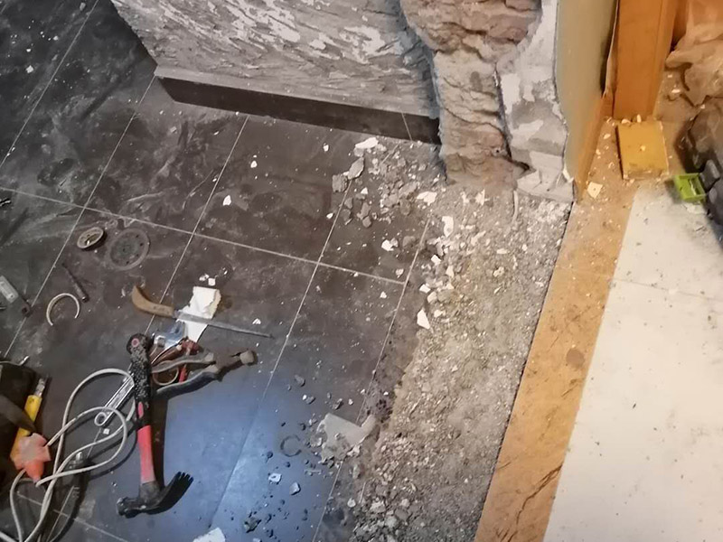 廚房局部改造：防水主要是要確保洗菜盆的位置和地面的傾角。前者最關(guān)鍵是做好接口的防水。用夾板做的櫥柜受水后通通氣就行了，但組合式的櫥柜受水后就會(huì)膨脹，致使其后表面防火板層脫離。因而櫥柜的座地部分一定要做10公分的磚臺(tái)，防水最有效。 舊廚房的內(nèi)部結(jié)構(gòu)相對(duì)要復(fù)雜一些。不僅是要請(qǐng)裝修公司對(duì)廚房進(jìn)行丈量，還需要看看各種管道原來(lái)的位置是否合適，如果不合適則需要進(jìn)行改動(dòng)，則裝修公司會(huì)出一份廚房改造圖紙交給施工隊(duì)，由施工隊(duì)按圖紙進(jìn)行必要的改造。