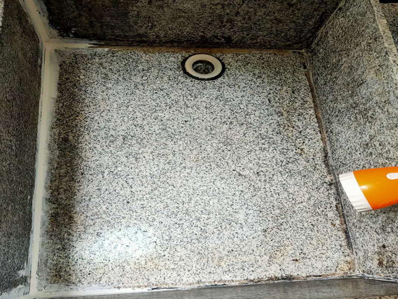 水池漏水打膠：1、將水池放好后，用筆沿著盆四邊畫一圈，然后把水池取上來；沿著畫的線打一圈玻璃膠，打好后把盆放下去壓一下，把多出來的膠用刮板刮掉就可以了。 2、玻璃膠可以換成密封條，密封條也具有防水的作用。密封條是硅膠制成，和玻璃膠的成分大體相同，防水的效果是完全相同的。