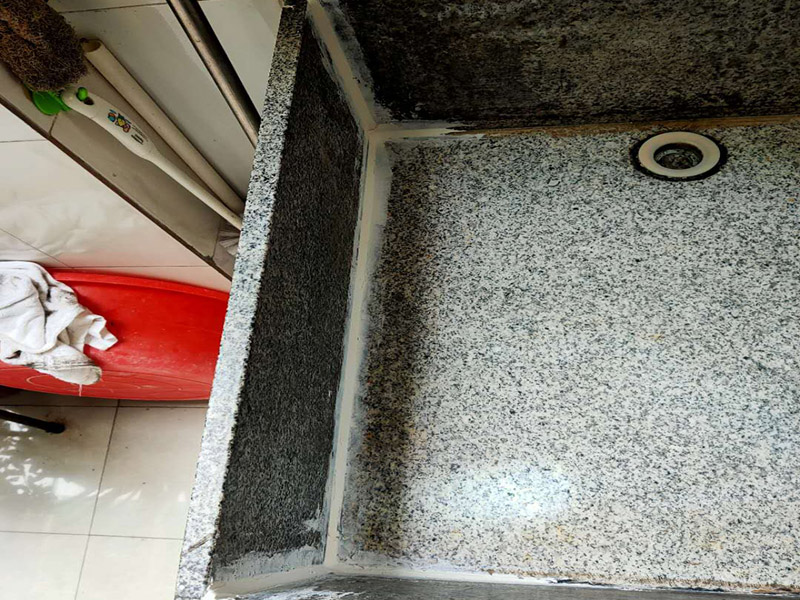 水池漏水打膠：1、將水池放好后，用筆沿著盆四邊畫一圈，然后把水池取上來；沿著畫的線打一圈玻璃膠，打好后把盆放下去壓一下，把多出來的膠用刮板刮掉就可以了。 2、玻璃膠可以換成密封條，密封條也具有防水的作用。密封條是硅膠制成，和玻璃膠的成分大體相同，防水的效果是完全相同的。