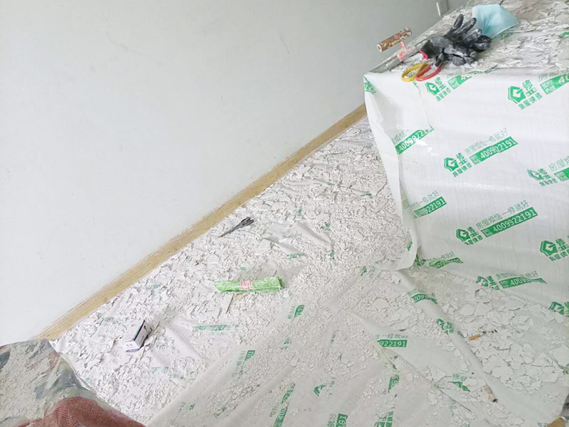 天花板翻新成品保護(hù):檢查舊房墻面基層問題，對(duì)癥下藥施工，如果墻面裝修5年甚至10年以上，墻面有開裂，滲水，起皮或者之前有貼過(guò)墻紙的舊房，就需要將原墻紙撕掉，將墻面鏟至毛坯層，做鏟墻施工，如近幾年裝修過(guò)的房子，則不需要做鏟墻施工，墻面基層無(wú)明顯破損，打磨膩?zhàn)踊蛘咧匦屡文佔(zhàn)?，做乳膠漆施工即可。 成品保護(hù)：將房中小件物品搬移到柜子，儲(chǔ)物柜等不需要施工的位置，如樓梯間，衛(wèi)生間等，利用專業(yè)的遮蔽保護(hù)膜貼在地面，包裝家具，避免施工期間對(duì)家中的物品造成損害和污染。