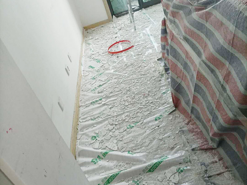天花板翻新成品保護(hù):檢查舊房墻面基層問題，對(duì)癥下藥施工，如果墻面裝修5年甚至10年以上，墻面有開裂，滲水，起皮或者之前有貼過(guò)墻紙的舊房，就需要將原墻紙撕掉，將墻面鏟至毛坯層，做鏟墻施工，如近幾年裝修過(guò)的房子，則不需要做鏟墻施工，墻面基層無(wú)明顯破損，打磨膩?zhàn)踊蛘咧匦屡文佔(zhàn)?，做乳膠漆施工即可。 成品保護(hù)：將房中小件物品搬移到柜子，儲(chǔ)物柜等不需要施工的位置，如樓梯間，衛(wèi)生間等，利用專業(yè)的遮蔽保護(hù)膜貼在地面，包裝家具，避免施工期間對(duì)家中的物品造成損害和污染。