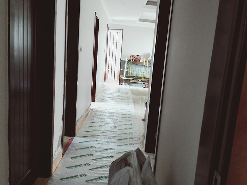 走廊過道成品保護(hù)：各種裝修物料的進(jìn)場以及各種建筑裝修垃圾的清理，都會經(jīng)過入戶門，這些物品在搬運(yùn)的過程中，與入戶門發(fā)生磕碰、摩擦的機(jī)率大大增加，所以，第一個需要做好成品保護(hù)的地方就是我們的入戶門。建議：在裝修開工前直到家具進(jìn)場期間，都需要對入戶門進(jìn)行保護(hù)！對于這一點(diǎn)，可以使用成品保護(hù)膜將門包裹。
