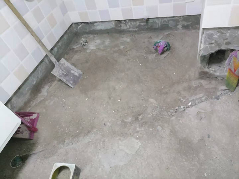衛(wèi)生間地面清理防水：1、刷第一遍防水涂料把地面清掃干凈，防水涂料要涂滿，和基層結(jié)合牢固，沒有裂紋和氣泡，并且無脫落現(xiàn)象。涂刷的高度、厚度都要達到規(guī)定要求。2、刷第二遍防水涂料等到第一遍涂料干透之后，再刷第二遍防水涂料，不干的話，防水效果就會大打折扣。3、鋪保護層接下來就是在防水涂料的表面鋪保護層，一定要做到完全覆蓋防水層，和基層結(jié)合牢固，沒有裂紋、氣泡，也沒有脫落現(xiàn)象。4、閉水試驗閉水試驗是非常有必要的，地面最高的地方，誰不能低于2cm，維持24小時，如果沒有發(fā)生滲漏就合格。如果有滲漏，必須重做防水。