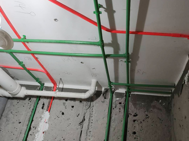 全屋電路走線施工：電路定位很重要！插座安裝在哪里安裝多少，開關(guān)安裝在哪里安裝多少，哪些地方需要安裝燈具等等，這些都需要根據(jù)家中實際的電路用途來確定。電路定位搞定以后就可以根據(jù)定位以及走向開布線槽了。 開布線槽有講究，需盡量保持橫平豎直。不過對于墻面開槽，規(guī)范的做法不允許開橫槽，因為這可能會影響到墻面的承重能力。 開槽的深度也有要求，通常情況下深度為PVC線管的直徑+10mm。