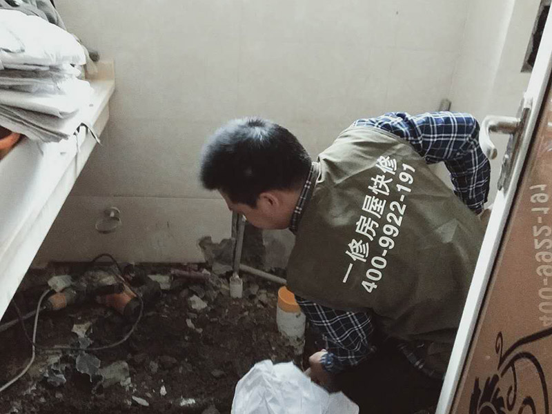 衛(wèi)生間防水案例1、基層處理：基層處理是衛(wèi)生間做防水的基礎工作，要找平地面，確保地面的平整干凈。如果地面有縫隙或者不平整的情況，后期可能會造成漏水等問題。 2、鋪貼涂料：鋪貼涂料時要做到用力均勻，不能漏刷、缺刷，避免脫落、開裂等，過于干燥的季節(jié)也不適宜做防水。涂刷的厚度小于1毫米比較好。 3、鋪保護層：做完防水涂層后一定要涂上表面防護涂料，對內(nèi)部材料起到保護的作用。鋪保護層與鋪防水涂料一樣要做到均勻、無裂痕、不脫落。 4、閉水試驗：閉水實驗是衛(wèi)生間做防水的最后一步，對防水施工進行檢查。在防水層徹底干透后，在衛(wèi)生間蓄水24小時以上，看是否有漏水等現(xiàn)象。