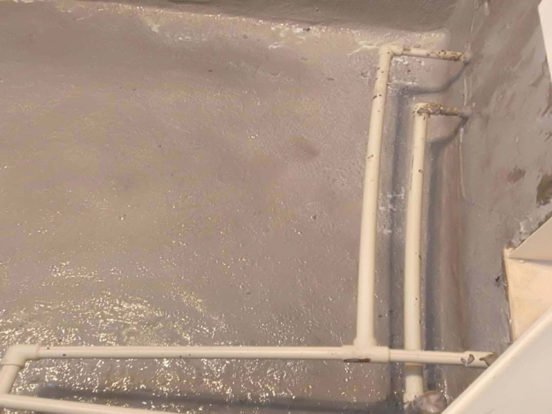 衛(wèi)生間防水案例1、基層處理：基層處理是衛(wèi)生間做防水的基礎工作，要找平地面，確保地面的平整干凈。如果地面有縫隙或者不平整的情況，后期可能會造成漏水等問題。 2、鋪貼涂料：鋪貼涂料時要做到用力均勻，不能漏刷、缺刷，避免脫落、開裂等，過于干燥的季節(jié)也不適宜做防水。涂刷的厚度小于1毫米比較好。 3、鋪保護層：做完防水涂層后一定要涂上表面防護涂料，對內(nèi)部材料起到保護的作用。鋪保護層與鋪防水涂料一樣要做到均勻、無裂痕、不脫落。 4、閉水試驗：閉水實驗是衛(wèi)生間做防水的最后一步，對防水施工進行檢查。在防水層徹底干透后，在衛(wèi)生間蓄水24小時以上，看是否有漏水等現(xiàn)象。