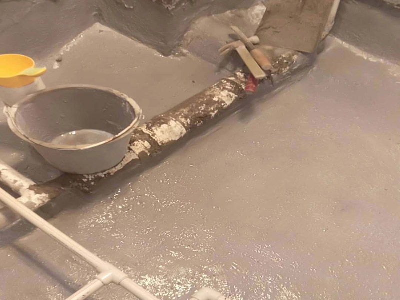 衛(wèi)生間防水案例1、基層處理：基層處理是衛(wèi)生間做防水的基礎工作，要找平地面，確保地面的平整干凈。如果地面有縫隙或者不平整的情況，后期可能會造成漏水等問題。 2、鋪貼涂料：鋪貼涂料時要做到用力均勻，不能漏刷、缺刷，避免脫落、開裂等，過于干燥的季節(jié)也不適宜做防水。涂刷的厚度小于1毫米比較好。 3、鋪保護層：做完防水涂層后一定要涂上表面防護涂料，對內(nèi)部材料起到保護的作用。鋪保護層與鋪防水涂料一樣要做到均勻、無裂痕、不脫落。 4、閉水試驗：閉水實驗是衛(wèi)生間做防水的最后一步，對防水施工進行檢查。在防水層徹底干透后，在衛(wèi)生間蓄水24小時以上，看是否有漏水等現(xiàn)象。