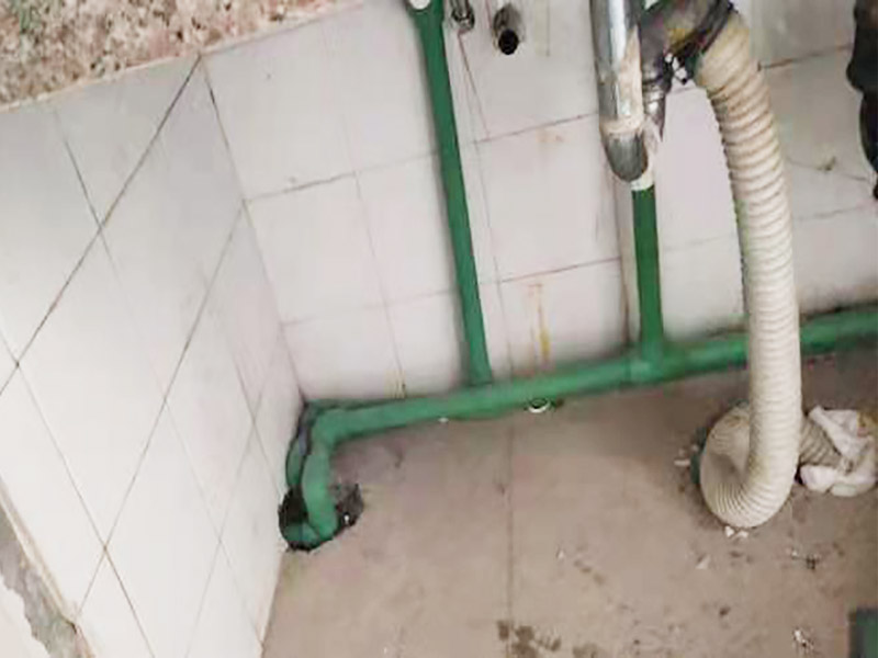 廚房水管暗管鋪設(shè):衛(wèi)生間的水管裝置前定要遵從合理步驟，一般首要和師傅參議水路的詳細(xì)走向，二是用電錘把卡子固定到墻上，三是開端用專業(yè)的熱溶機對管子進(jìn)行熱熔銜接，四是用試壓泵對整個管線進(jìn)行打壓測試，五是整理現(xiàn)場。