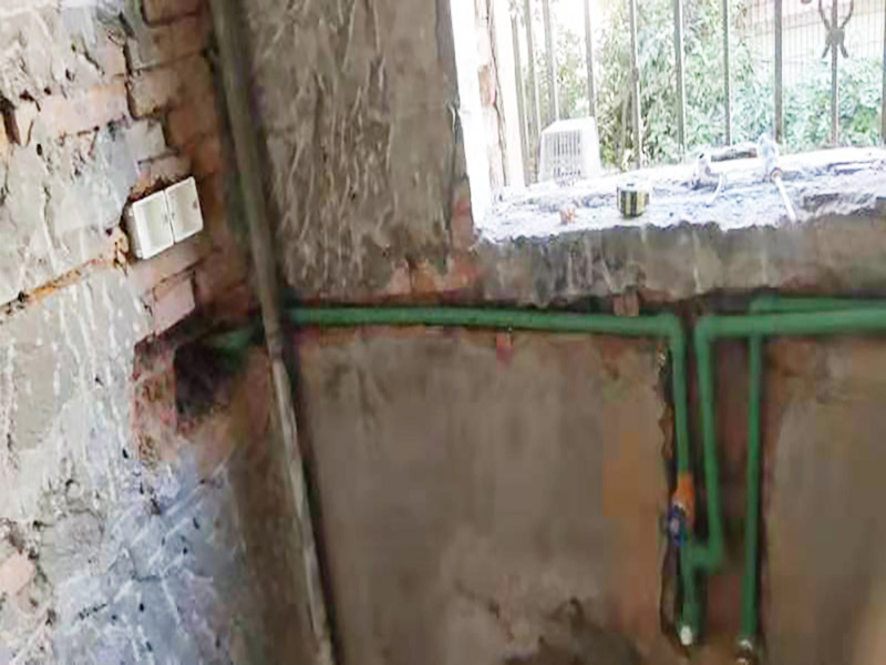 廚房水管暗管鋪設(shè):衛(wèi)生間的水管裝置前定要遵從合理步驟，一般首要和師傅參議水路的詳細(xì)走向，二是用電錘把卡子固定到墻上，三是開端用專業(yè)的熱溶機對管子進(jìn)行熱熔銜接，四是用試壓泵對整個管線進(jìn)行打壓測試，五是整理現(xiàn)場。