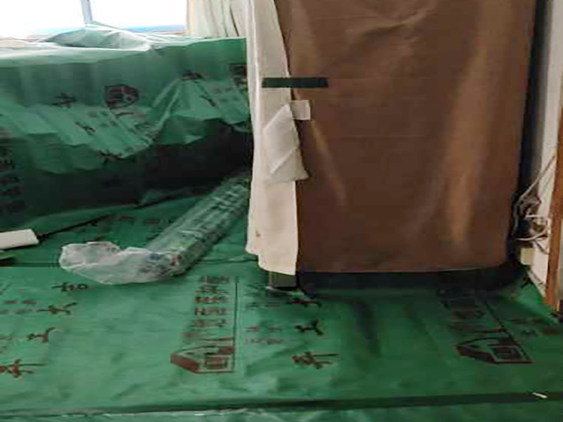 家具保護(hù)施工：遠(yuǎn)離裝修區(qū)域的家居不需要過(guò)度防護(hù)，只需使用防塵塑料膜布遮蓋即可。地板保護(hù)，地板保護(hù)需要使用pvc+棉保護(hù)膜 （薄的保護(hù)膜會(huì)在裝修過(guò)程中踩壞），沿墻邊使用家較寬的地板專(zhuān)用膠帶密封。家居保護(hù)只需要使用普通pvc保護(hù)膜即可，注意下方要留足保護(hù)膜遮蓋下方地板。門(mén)窗保護(hù):使用無(wú)紡布門(mén)窗保護(hù)膜，裁剪適當(dāng)大小貼在窗戶(hù)上級(jí)窗戶(hù)框上即可。門(mén)使用pvc保護(hù)膜。小的突起如電源插座，使用保護(hù)膜覆蓋用較窄的地板專(zhuān)用膠帶密封。 注意：所有的密封都不要貼到需要粉刷裝修的墻面上。