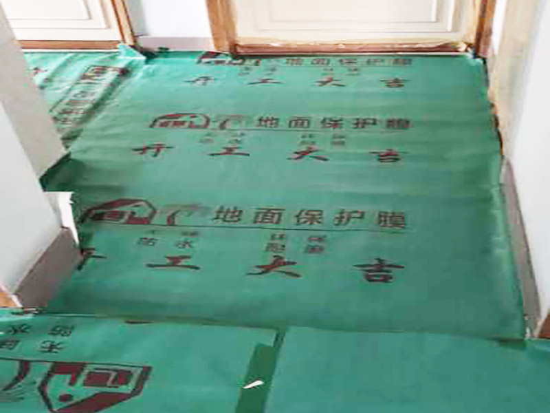 家具保護(hù)施工：遠(yuǎn)離裝修區(qū)域的家居不需要過(guò)度防護(hù)，只需使用防塵塑料膜布遮蓋即可。地板保護(hù)，地板保護(hù)需要使用pvc+棉保護(hù)膜 （薄的保護(hù)膜會(huì)在裝修過(guò)程中踩壞），沿墻邊使用家較寬的地板專(zhuān)用膠帶密封。家居保護(hù)只需要使用普通pvc保護(hù)膜即可，注意下方要留足保護(hù)膜遮蓋下方地板。門(mén)窗保護(hù):使用無(wú)紡布門(mén)窗保護(hù)膜，裁剪適當(dāng)大小貼在窗戶(hù)上級(jí)窗戶(hù)框上即可。門(mén)使用pvc保護(hù)膜。小的突起如電源插座，使用保護(hù)膜覆蓋用較窄的地板專(zhuān)用膠帶密封。 注意：所有的密封都不要貼到需要粉刷裝修的墻面上。