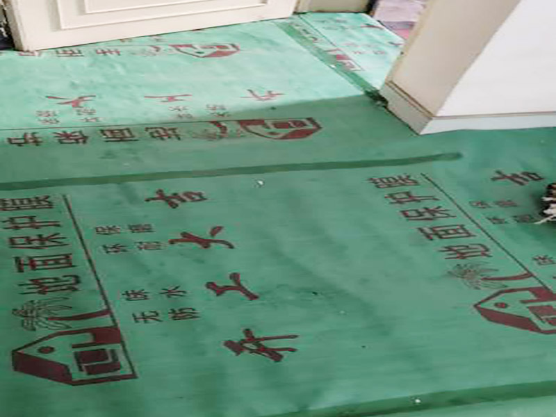 家具保護(hù)施工：遠(yuǎn)離裝修區(qū)域的家居不需要過(guò)度防護(hù)，只需使用防塵塑料膜布遮蓋即可。地板保護(hù)，地板保護(hù)需要使用pvc+棉保護(hù)膜 （薄的保護(hù)膜會(huì)在裝修過(guò)程中踩壞），沿墻邊使用家較寬的地板專(zhuān)用膠帶密封。家居保護(hù)只需要使用普通pvc保護(hù)膜即可，注意下方要留足保護(hù)膜遮蓋下方地板。門(mén)窗保護(hù):使用無(wú)紡布門(mén)窗保護(hù)膜，裁剪適當(dāng)大小貼在窗戶(hù)上級(jí)窗戶(hù)框上即可。門(mén)使用pvc保護(hù)膜。小的突起如電源插座，使用保護(hù)膜覆蓋用較窄的地板專(zhuān)用膠帶密封。 注意：所有的密封都不要貼到需要粉刷裝修的墻面上。