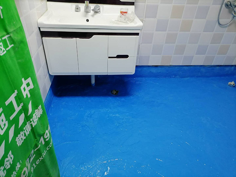 衛(wèi)生間地面防水:刷第一遍防水涂料。施工前確保工地干凈，干燥，防水涂料要涂滿，無遺漏，與基層結(jié)合牢固，無裂紋，無氣泡，無脫落現(xiàn)象。涂刷高度一致，厚度要達(dá)到規(guī)定要求。刷第二遍防水涂料。待第一遍涂料干透后才能進(jìn)行第二遍，具體時(shí)間視涂料而定。間隔時(shí)間太短，防水的效果會(huì)打折扣。鋪保護(hù)層。需在防水涂料表面鋪上保護(hù)層。保護(hù)層要完全覆蓋防水層，無遺漏，與基層結(jié)合牢固，無裂紋，無氣泡，無脫落現(xiàn)象。 閉水試驗(yàn)。閉水試驗(yàn)時(shí)，地面最高點(diǎn)的水不能低于2里面，保存至少24小時(shí)，觀察無滲漏現(xiàn)象后才算合格。如有滲漏，需重做，切莫疏忽大意。