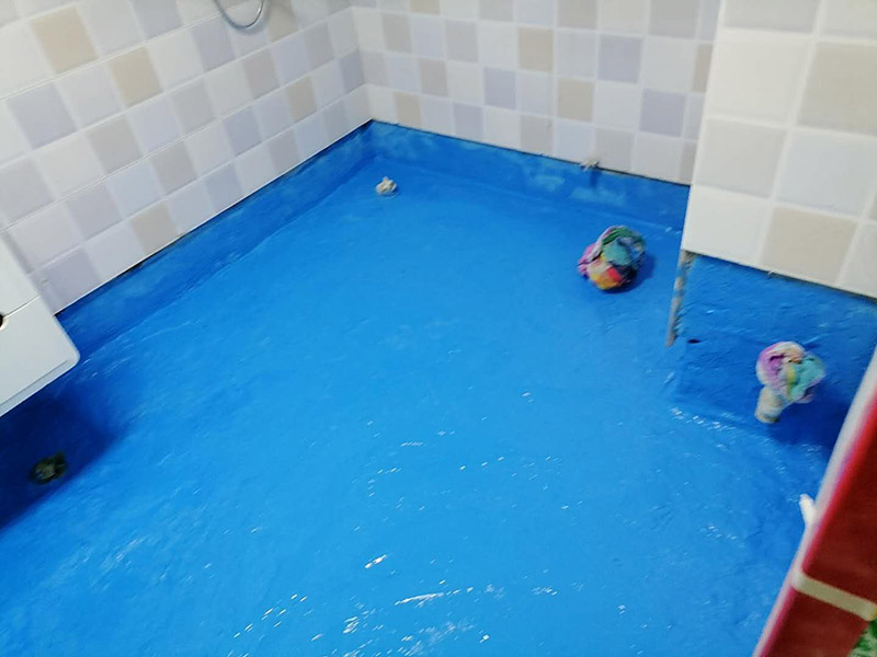 衛(wèi)生間地面防水:刷第一遍防水涂料。施工前確保工地干凈，干燥，防水涂料要涂滿，無遺漏，與基層結(jié)合牢固，無裂紋，無氣泡，無脫落現(xiàn)象。涂刷高度一致，厚度要達(dá)到規(guī)定要求。刷第二遍防水涂料。待第一遍涂料干透后才能進(jìn)行第二遍，具體時(shí)間視涂料而定。間隔時(shí)間太短，防水的效果會(huì)打折扣。鋪保護(hù)層。需在防水涂料表面鋪上保護(hù)層。保護(hù)層要完全覆蓋防水層，無遺漏，與基層結(jié)合牢固，無裂紋，無氣泡，無脫落現(xiàn)象。 閉水試驗(yàn)。閉水試驗(yàn)時(shí)，地面最高點(diǎn)的水不能低于2里面，保存至少24小時(shí)，觀察無滲漏現(xiàn)象后才算合格。如有滲漏，需重做，切莫疏忽大意。