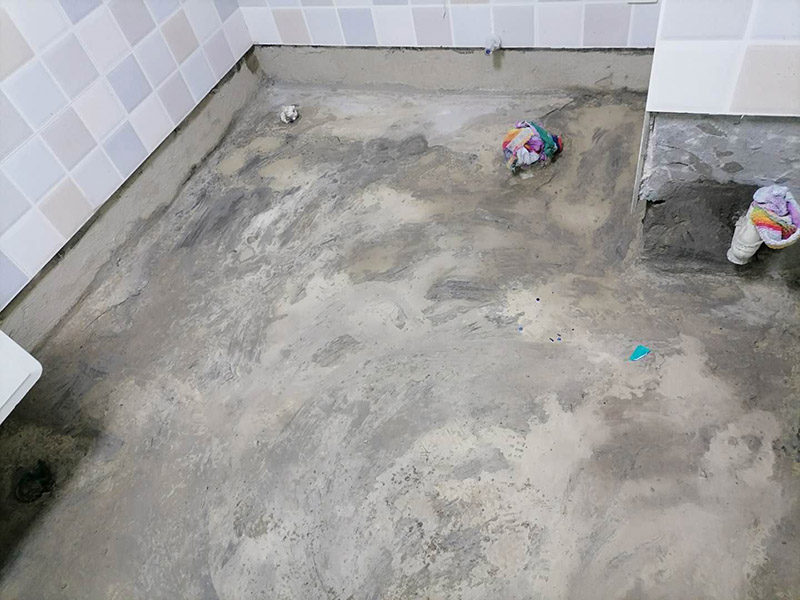 衛(wèi)生間地面防水:刷第一遍防水涂料。施工前確保工地干凈，干燥，防水涂料要涂滿，無遺漏，與基層結(jié)合牢固，無裂紋，無氣泡，無脫落現(xiàn)象。涂刷高度一致，厚度要達(dá)到規(guī)定要求。刷第二遍防水涂料。待第一遍涂料干透后才能進(jìn)行第二遍，具體時(shí)間視涂料而定。間隔時(shí)間太短，防水的效果會(huì)打折扣。鋪保護(hù)層。需在防水涂料表面鋪上保護(hù)層。保護(hù)層要完全覆蓋防水層，無遺漏，與基層結(jié)合牢固，無裂紋，無氣泡，無脫落現(xiàn)象。 閉水試驗(yàn)。閉水試驗(yàn)時(shí)，地面最高點(diǎn)的水不能低于2里面，保存至少24小時(shí)，觀察無滲漏現(xiàn)象后才算合格。如有滲漏，需重做，切莫疏忽大意。