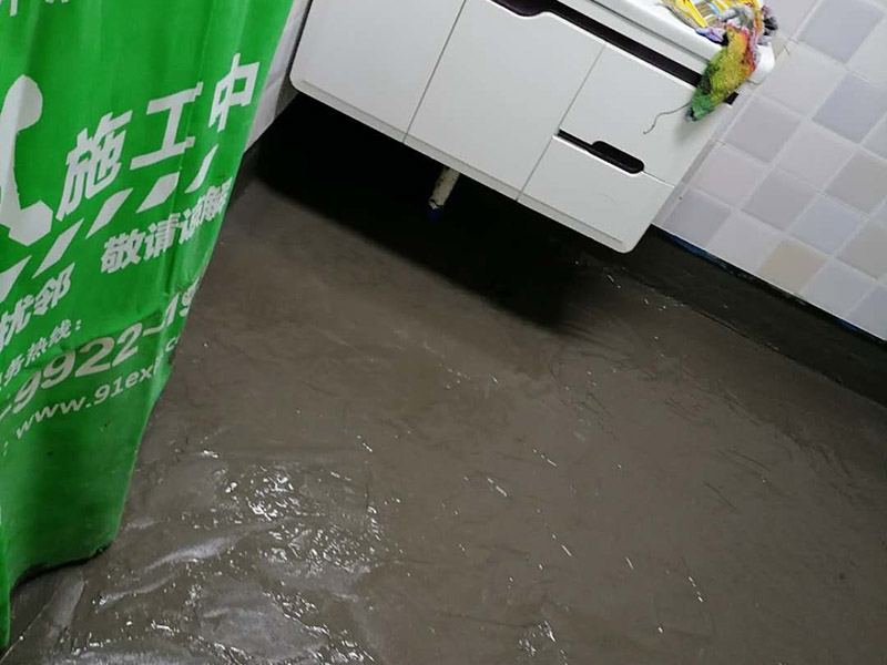 衛(wèi)生間地面防水:刷第一遍防水涂料。施工前確保工地干凈，干燥，防水涂料要涂滿，無遺漏，與基層結(jié)合牢固，無裂紋，無氣泡，無脫落現(xiàn)象。涂刷高度一致，厚度要達(dá)到規(guī)定要求。刷第二遍防水涂料。待第一遍涂料干透后才能進(jìn)行第二遍，具體時(shí)間視涂料而定。間隔時(shí)間太短，防水的效果會(huì)打折扣。鋪保護(hù)層。需在防水涂料表面鋪上保護(hù)層。保護(hù)層要完全覆蓋防水層，無遺漏，與基層結(jié)合牢固，無裂紋，無氣泡，無脫落現(xiàn)象。 閉水試驗(yàn)。閉水試驗(yàn)時(shí)，地面最高點(diǎn)的水不能低于2里面，保存至少24小時(shí)，觀察無滲漏現(xiàn)象后才算合格。如有滲漏，需重做，切莫疏忽大意。