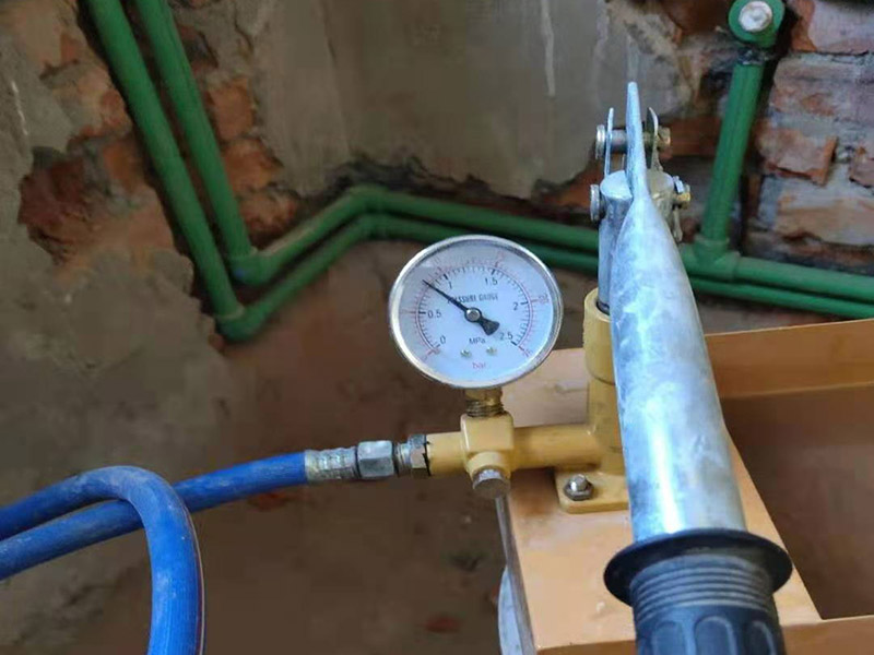 新裝水管打壓測試：堵住內所有的堵頭，并將進水容總管的閥門關閉。測壓時，把千斤頂?shù)膲簵U搖至壓力表的0.9-1.0之間，也就是說測壓試驗的壓力要是正常水壓的3倍左右。同材質的水管，其的測壓試驗的時間是不同的，焊接管的測壓一般是30分鐘，而非焊接管的測壓一般4小時 如果出現(xiàn)了測壓器表針下降、變動等現(xiàn)象，則說明水管的連接不緊密，重新安裝。
