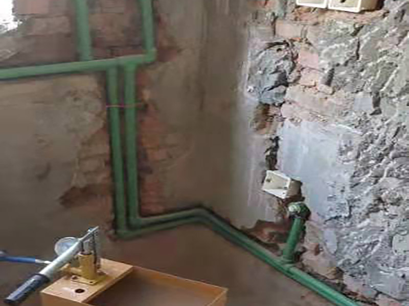 新裝水管打壓測試：堵住內所有的堵頭，并將進水容總管的閥門關閉。測壓時，把千斤頂?shù)膲簵U搖至壓力表的0.9-1.0之間，也就是說測壓試驗的壓力要是正常水壓的3倍左右。同材質的水管，其的測壓試驗的時間是不同的，焊接管的測壓一般是30分鐘，而非焊接管的測壓一般4小時 如果出現(xiàn)了測壓器表針下降、變動等現(xiàn)象，則說明水管的連接不緊密，重新安裝。