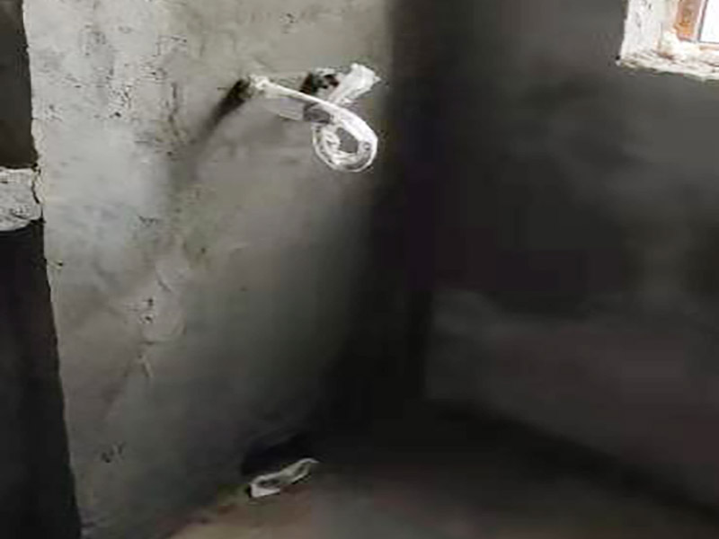 廚房抹灰防水施工：清理基層：將墊層上松散的混凝土、砂漿等清洗干凈，凸出的鼓包剔除。 刷水泥素漿：配合比為水泥∶防水油=1∶0.03(重量比)，加上適量水拌合成粥狀，鋪攤在地面上，用掃帚均勻掃一遍。 抹底層砂漿：底層用1∶3水泥砂漿，摻入水泥重3%～5%的防水粉。拌好的砂漿倒在地上，用杠尺刮平，木抹子順平，鐵抹子壓一遍。 刷水泥素漿：常溫間隔1d后刷水泥素漿一道，配合比為水泥∶防水油=1∶0.03(重量比)加適量水。 抹面層砂漿：刷水泥素漿后，接著抹面層砂漿，配合比及做法用底層。