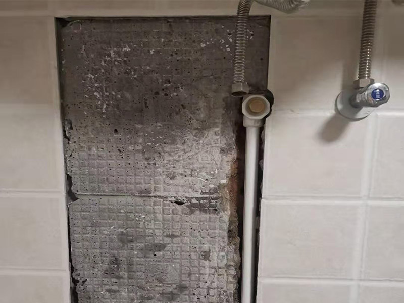 暗管漏水點檢測：驗證工作面頂棚成形質(zhì)量，保證漏水點位置、管徑等符合設(shè)計圖紙；管縫防水的完整性，即漏水點位置選取符合規(guī)范要求； 1，關(guān)閉水管總閥。(即水bai表前面的水管開du關(guān)) 2，打開房間里zhi面的水龍頭20分鐘，dao確保沒水再滴后關(guān)閉所有的水龍頭。 3，關(guān)閉馬桶水箱和洗衣機(jī)等具有蓄水功能的設(shè)備進(jìn)水開關(guān)。 4，打開水管總閥。 5，打開總閥后20分鐘查看水表是否走動，包括緩慢的走動。如果有走動，即為漏水了。如果沒有走動，可能沒事。