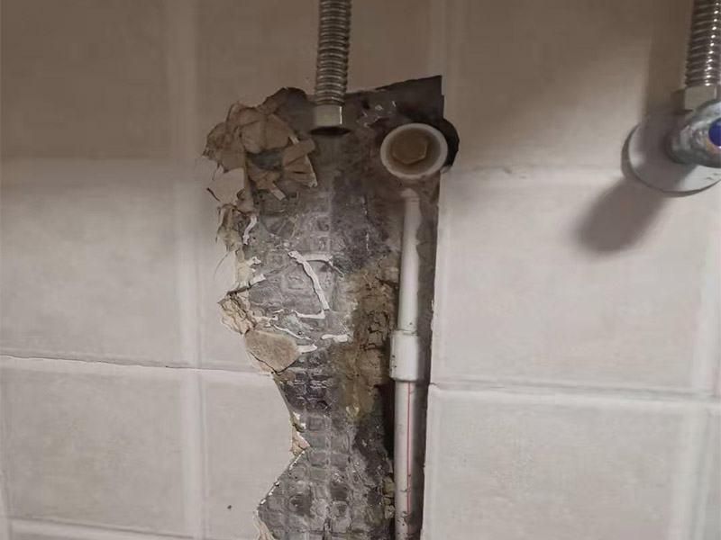暗管漏水點檢測：驗證工作面頂棚成形質(zhì)量，保證漏水點位置、管徑等符合設(shè)計圖紙；管縫防水的完整性，即漏水點位置選取符合規(guī)范要求； 1，關(guān)閉水管總閥。(即水bai表前面的水管開du關(guān)) 2，打開房間里zhi面的水龍頭20分鐘，dao確保沒水再滴后關(guān)閉所有的水龍頭。 3，關(guān)閉馬桶水箱和洗衣機(jī)等具有蓄水功能的設(shè)備進(jìn)水開關(guān)。 4，打開水管總閥。 5，打開總閥后20分鐘查看水表是否走動，包括緩慢的走動。如果有走動，即為漏水了。如果沒有走動，可能沒事。