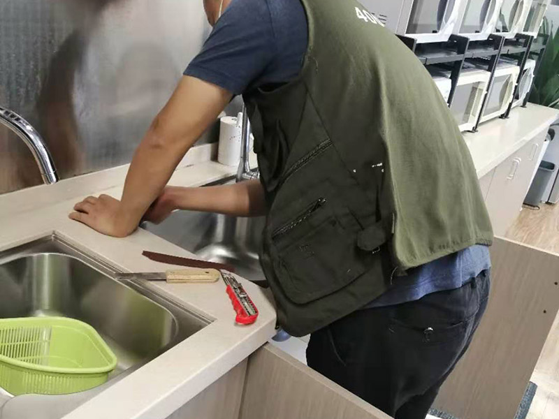 水槽安裝維修施工：第一步是安裝水龍頭。水龍頭有冷、熱之分，切勿搞錯位置。注意兩根進(jìn)水管的位置，安裝方法及方式都大同小異，提前做好準(zhǔn)備，才不會出錯。為了避免空隙而設(shè)置的配件。用配置好的掛片，利用螺絲夾緊調(diào)平，利用硅膠封住水槽周邊和臺面。一端接入水槽的排水口，另一端接到地下的排水口，就可以了。注意兩者之間的銜接，是否牢固，是否密封等等。進(jìn)排水是否通暢、密封是否得當(dāng)，是否滲水等等。如有滲水，立即返工。