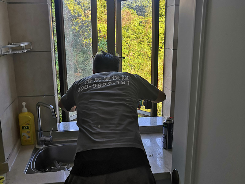 水槽安裝維修施工：第一步是安裝水龍頭。水龍頭有冷、熱之分，切勿搞錯位置。注意兩根進(jìn)水管的位置，安裝方法及方式都大同小異，提前做好準(zhǔn)備，才不會出錯。為了避免空隙而設(shè)置的配件。用配置好的掛片，利用螺絲夾緊調(diào)平，利用硅膠封住水槽周邊和臺面。一端接入水槽的排水口，另一端接到地下的排水口，就可以了。注意兩者之間的銜接，是否牢固，是否密封等等。進(jìn)排水是否通暢、密封是否得當(dāng)，是否滲水等等。如有滲水，立即返工。