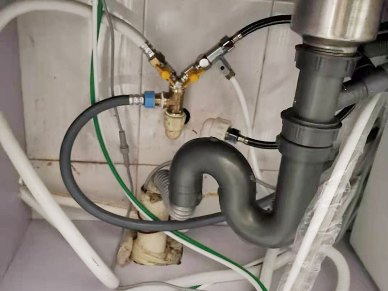 水管角閥漏水更換：首先需要檢查一下內(nèi)絲接頭是否存在開裂的情況，如果有開裂，需要進(jìn)行更換接頭。接頭如果沒有問題的話，直接更換一個(gè)新角閥即可，角閥并不貴，建議要購(gòu)買銅質(zhì)角閥。 如果是螺紋接頭處漏水，可以在螺紋上加幾圈生料帶，一般就可以解決漏水問題。 如果是開關(guān)把手處漏水，那就是角閥的密封性出了問題，可以試試換個(gè)新角閥，這樣的話就可以正常使用了。