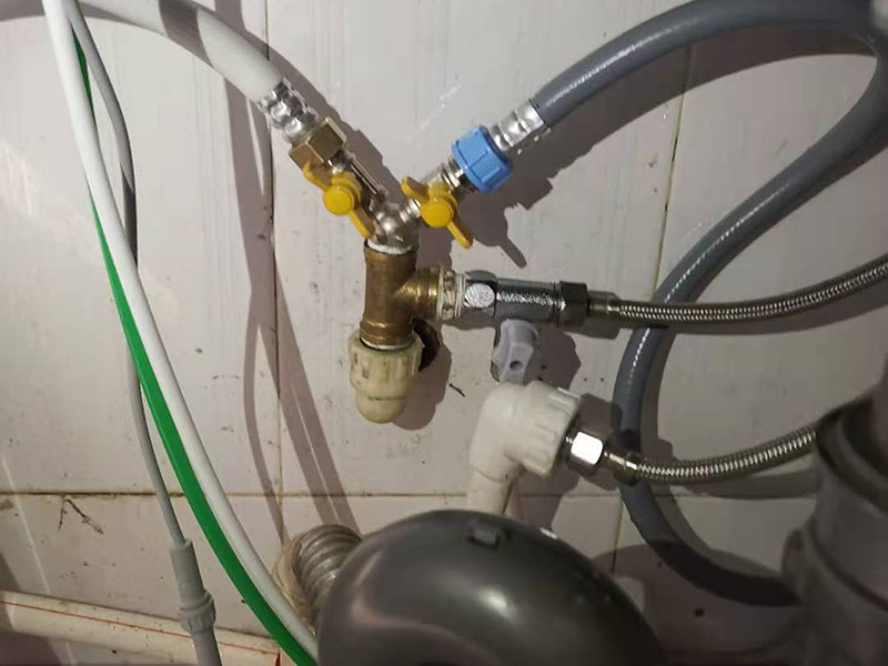 水管角閥漏水更換：首先需要檢查一下內(nèi)絲接頭是否存在開裂的情況，如果有開裂，需要進(jìn)行更換接頭。接頭如果沒有問題的話，直接更換一個(gè)新角閥即可，角閥并不貴，建議要購(gòu)買銅質(zhì)角閥。 如果是螺紋接頭處漏水，可以在螺紋上加幾圈生料帶，一般就可以解決漏水問題。 如果是開關(guān)把手處漏水，那就是角閥的密封性出了問題，可以試試換個(gè)新角閥，這樣的話就可以正常使用了。