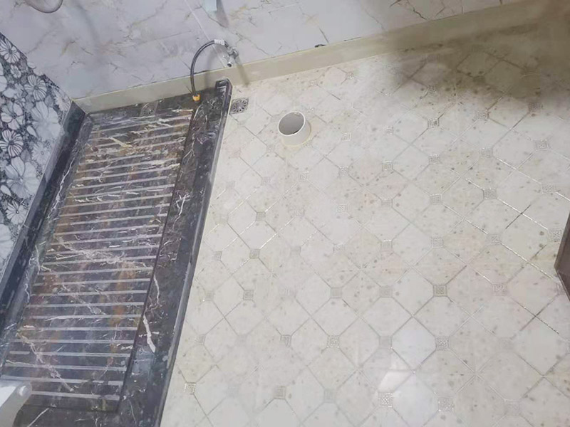 衛(wèi)生間地面防水裝修:首先要將墻面地面都要清潔干凈，這點(diǎn)非常重要，不能有散沙、土、石塊等干擾基層。如果基層開發(fā)商做的很不好的話，表面還要刷一層界面劑以防止墻面表面起沙。用噴壺將陰角部分和管根部分噴水，噴水的主要目的就是防止墻面吸收了堵漏寶太多的水分，造成堵漏寶沒有和墻面凝結(jié)在一起。那么噴多少水呢，建議以表面沒有明顯積水為宜。刷完以后，由于速凝型的堵漏寶干燥較快，所以基本不用等待，干的非?？?。然后將第一遍堵漏寶上鋪好網(wǎng)格布，主要是防止堵漏寶初凝以后裂開。然后進(jìn)行第二遍涂刷堵漏寶，刷完咱們就要進(jìn)行下面柔韌性防水涂刷的步驟了。