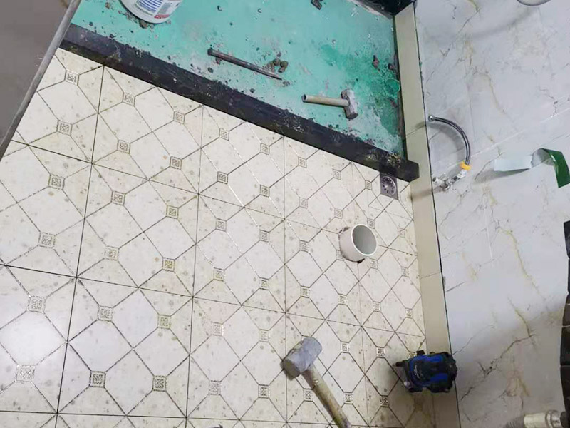 衛(wèi)生間地面防水裝修:首先要將墻面地面都要清潔干凈，這點(diǎn)非常重要，不能有散沙、土、石塊等干擾基層。如果基層開發(fā)商做的很不好的話，表面還要刷一層界面劑以防止墻面表面起沙。用噴壺將陰角部分和管根部分噴水，噴水的主要目的就是防止墻面吸收了堵漏寶太多的水分，造成堵漏寶沒有和墻面凝結(jié)在一起。那么噴多少水呢，建議以表面沒有明顯積水為宜。刷完以后，由于速凝型的堵漏寶干燥較快，所以基本不用等待，干的非?？?。然后將第一遍堵漏寶上鋪好網(wǎng)格布，主要是防止堵漏寶初凝以后裂開。然后進(jìn)行第二遍涂刷堵漏寶，刷完咱們就要進(jìn)行下面柔韌性防水涂刷的步驟了。