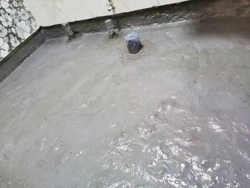 衛(wèi)生間地面防水裝修:首先要將墻面地面都要清潔干凈，這點(diǎn)非常重要，不能有散沙、土、石塊等干擾基層。如果基層開發(fā)商做的很不好的話，表面還要刷一層界面劑以防止墻面表面起沙。用噴壺將陰角部分和管根部分噴水，噴水的主要目的就是防止墻面吸收了堵漏寶太多的水分，造成堵漏寶沒有和墻面凝結(jié)在一起。那么噴多少水呢，建議以表面沒有明顯積水為宜。刷完以后，由于速凝型的堵漏寶干燥較快，所以基本不用等待，干的非?？?。然后將第一遍堵漏寶上鋪好網(wǎng)格布，主要是防止堵漏寶初凝以后裂開。然后進(jìn)行第二遍涂刷堵漏寶，刷完咱們就要進(jìn)行下面柔韌性防水涂刷的步驟了。