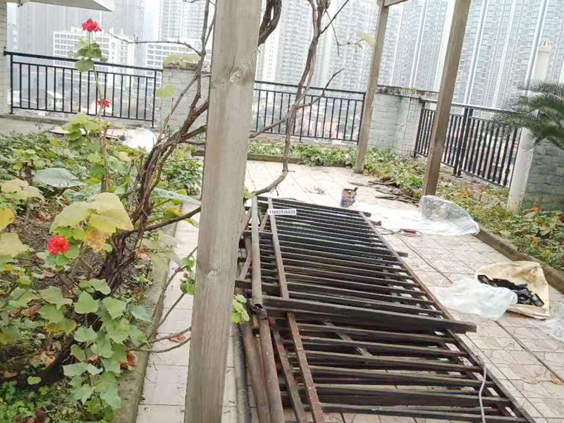 屋頂露臺更換翻新：出灰餅前對陽臺欄板、梁、線條進(jìn)行認(rèn)真檢查，對基層破損進(jìn)行認(rèn)真修補(bǔ)，將板面基層上的鉛絲，灰塵、污垢等清理干凈及除銹防銹處理。 　　陽臺欄板凸出的部分需用花蘭螺絲掛直，在水平方向上保證同一樓層同一水平線的陽臺欄板、梁、線條的厚度、進(jìn)出一致;豎直方向上保證不同樓層同一陽臺欄板、梁、線條的厚度、進(jìn)出一致。    欄桿兩側(cè)為欄板時，確定陽臺欄桿寬度后，在外墻裝飾施工前制作兇角，并上下掛直。    陽臺欄板一側(cè)為外墻時，在外墻混凝土基層上預(yù)留欄桿安裝孔洞，在陽臺欄桿安裝完成后將外保溫維修