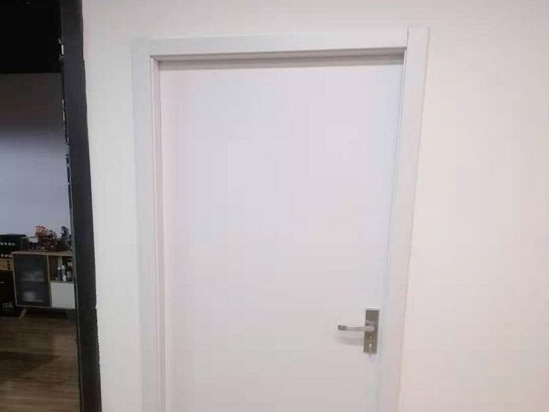 木門安裝服務(wù)：木門安裝的第一步是拼裝門套，要先將木門的門套和立板找出，依據(jù)反面編號對好接合口，其采口應(yīng)在同一平面上，然后在接口處涂上膠水。在拼裝時，不要直接把螺絲打入門套內(nèi)，應(yīng)查看采口之間的尺度是否正確，接合處是否平坦結(jié)實再進(jìn)行安裝。當(dāng)門套拼接好之后，就需要將它放在門洞內(nèi)，然后使用一些木條將它的四周進(jìn)行固定，門套的雙面應(yīng)與墻體保持在同一平面上。其次要查看門套的全體是否和地面垂直，門套的頂板和兩立板的兩個角是否直角，門套立板有無曲折。 接著需要安裝門扇，在這個步驟，需要注意的是其合頁槽與門扇兩邊的距離應(yīng)以門扇高度的1/10為宜，合頁槽的深度以合頁的單片厚度為宜。如果門的重量較重，就需要安裝3個合頁。當(dāng)合頁裝好以后，要再用螺絲將其固定。需要注意的是門套上的合頁要先只擰上一顆螺釘，然后關(guān)門查看門的左右和上面的縫隙是否相同，開啟是否靈敏，確認(rèn)無誤后，再將其它的螺釘擰緊固定。