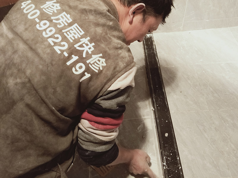 衛(wèi)生間改造瓷磚勾縫：一般在瓷磚完成24小時后才能開始勾縫，填縫太早不但會令填縫劑返堿，還會影響瓷磚的粘結(jié)力。因為瓷磚鋪貼后，內(nèi)部的粘結(jié)材料起碼要24小時后才能完全干固，如果太早填縫會造成瓷磚高低不平或松動脫落的現(xiàn)象。 裝修期間，場地比較容易臟，所以在填縫前必須先清理干凈場地，用吸塵器把縫隙中的灰塵雜物吸出來，如果地面有水分，必須清理干凈才行。