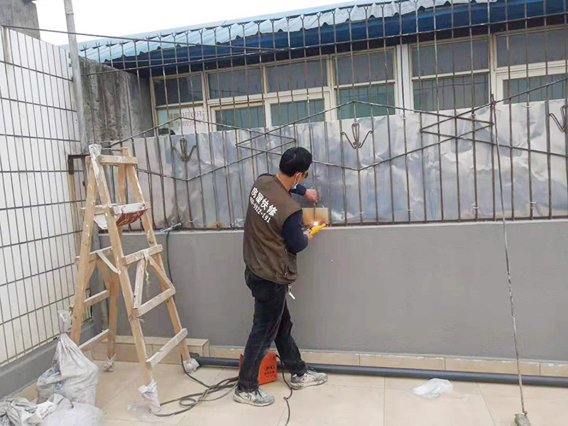 屋頂欄桿安裝：先把橫桿和豎桿分開；把防水圈放進(jìn)其中的兩根橫桿里（只需要放朝上的一個(gè)面）最上面一個(gè)橫桿是不用放的；最上面橫桿上的防水圈是先穿進(jìn)豎桿里的（注意方向不要放錯(cuò)）；找出兩根帶小圓孔的豎桿把這兩根豎桿穿進(jìn)橫桿處有圓孔部位里，用螺絲固定（最下面一個(gè)橫桿的螺絲等全部組裝好以后才固定）；依次把其他豎桿也同樣穿進(jìn)橫桿里；全部豎桿穿好后把卡片豎直放進(jìn)豎桿的孔里，再轉(zhuǎn)動(dòng)卡片，讓它卡進(jìn)豎桿里；把組裝好的護(hù)欄，用連接件把橫桿和立柱連接，用螺絲固定；把腳板用膨脹螺絲固定在地面上。