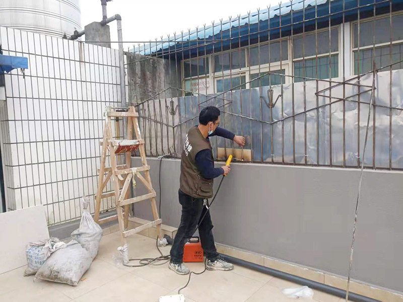 屋頂欄桿安裝：先把橫桿和豎桿分開；把防水圈放進(jìn)其中的兩根橫桿里（只需要放朝上的一個(gè)面）最上面一個(gè)橫桿是不用放的；最上面橫桿上的防水圈是先穿進(jìn)豎桿里的（注意方向不要放錯(cuò)）；找出兩根帶小圓孔的豎桿把這兩根豎桿穿進(jìn)橫桿處有圓孔部位里，用螺絲固定（最下面一個(gè)橫桿的螺絲等全部組裝好以后才固定）；依次把其他豎桿也同樣穿進(jìn)橫桿里；全部豎桿穿好后把卡片豎直放進(jìn)豎桿的孔里，再轉(zhuǎn)動(dòng)卡片，讓它卡進(jìn)豎桿里；把組裝好的護(hù)欄，用連接件把橫桿和立柱連接，用螺絲固定；把腳板用膨脹螺絲固定在地面上。