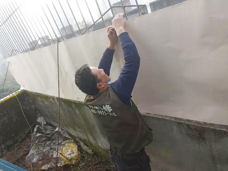 屋頂欄桿安裝：先把橫桿和豎桿分開；把防水圈放進(jìn)其中的兩根橫桿里（只需要放朝上的一個(gè)面）最上面一個(gè)橫桿是不用放的；最上面橫桿上的防水圈是先穿進(jìn)豎桿里的（注意方向不要放錯(cuò)）；找出兩根帶小圓孔的豎桿把這兩根豎桿穿進(jìn)橫桿處有圓孔部位里，用螺絲固定（最下面一個(gè)橫桿的螺絲等全部組裝好以后才固定）；依次把其他豎桿也同樣穿進(jìn)橫桿里；全部豎桿穿好后把卡片豎直放進(jìn)豎桿的孔里，再轉(zhuǎn)動(dòng)卡片，讓它卡進(jìn)豎桿里；把組裝好的護(hù)欄，用連接件把橫桿和立柱連接，用螺絲固定；把腳板用膨脹螺絲固定在地面上。