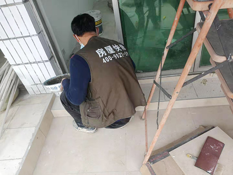 屋頂欄桿安裝：先把橫桿和豎桿分開；把防水圈放進(jìn)其中的兩根橫桿里（只需要放朝上的一個(gè)面）最上面一個(gè)橫桿是不用放的；最上面橫桿上的防水圈是先穿進(jìn)豎桿里的（注意方向不要放錯(cuò)）；找出兩根帶小圓孔的豎桿把這兩根豎桿穿進(jìn)橫桿處有圓孔部位里，用螺絲固定（最下面一個(gè)橫桿的螺絲等全部組裝好以后才固定）；依次把其他豎桿也同樣穿進(jìn)橫桿里；全部豎桿穿好后把卡片豎直放進(jìn)豎桿的孔里，再轉(zhuǎn)動(dòng)卡片，讓它卡進(jìn)豎桿里；把組裝好的護(hù)欄，用連接件把橫桿和立柱連接，用螺絲固定；把腳板用膨脹螺絲固定在地面上。