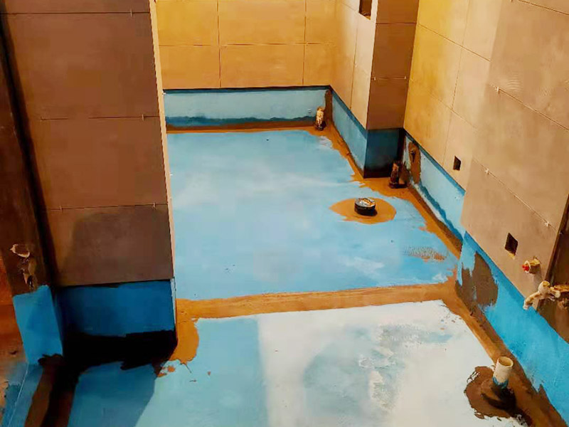 衛(wèi)生間防水施工：在衛(wèi)生間內(nèi)刷第一遍防水涂料，涂料高度、厚度需要達(dá)標(biāo);2、第一遍涂料干透之后，刷第二遍涂料;3、第二遍防水涂料干透后，在涂層表面鋪保護(hù)層;4、閉水實(shí)驗(yàn)，地面上的水線需要維持在2cm以上，并在1天后，觀察是否會(huì)滲漏。