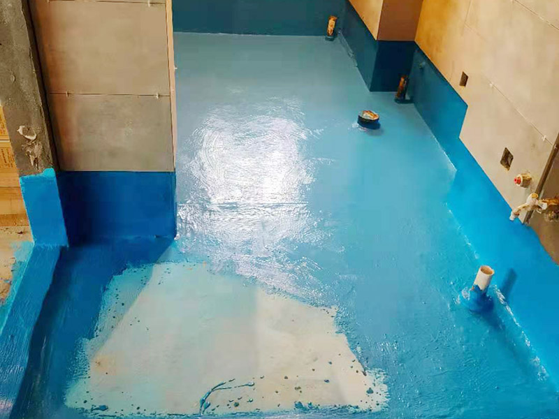 衛(wèi)生間防水施工：在衛(wèi)生間內(nèi)刷第一遍防水涂料，涂料高度、厚度需要達(dá)標(biāo);2、第一遍涂料干透之后，刷第二遍涂料;3、第二遍防水涂料干透后，在涂層表面鋪保護(hù)層;4、閉水實(shí)驗(yàn)，地面上的水線需要維持在2cm以上，并在1天后，觀察是否會(huì)滲漏。
