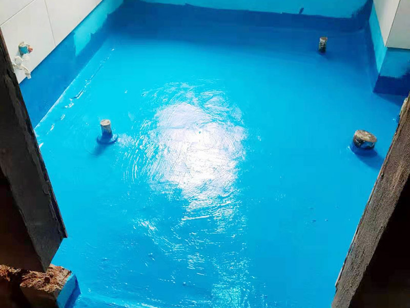 衛(wèi)生間防水施工：在衛(wèi)生間內(nèi)刷第一遍防水涂料，涂料高度、厚度需要達(dá)標(biāo);2、第一遍涂料干透之后，刷第二遍涂料;3、第二遍防水涂料干透后，在涂層表面鋪保護(hù)層;4、閉水實(shí)驗(yàn)，地面上的水線需要維持在2cm以上，并在1天后，觀察是否會(huì)滲漏。