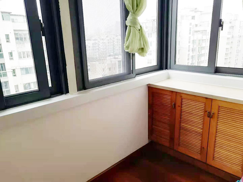 陽臺窗戶打膠翻新：門窗打膠，安裝地板窗框時，應(yīng)連接水平和垂直拉線。每層的水平相同，上側(cè)和下側(cè)是直的。當(dāng)窗框和墻壁固定時，首先固定上框架，固定后框架，并用塑料膨脹螺栓固定。孔與開口之間的膨脹節(jié)內(nèi)腔填充有閉孔泡沫，發(fā)泡劑等彈性材料，表面用密封膠密封。