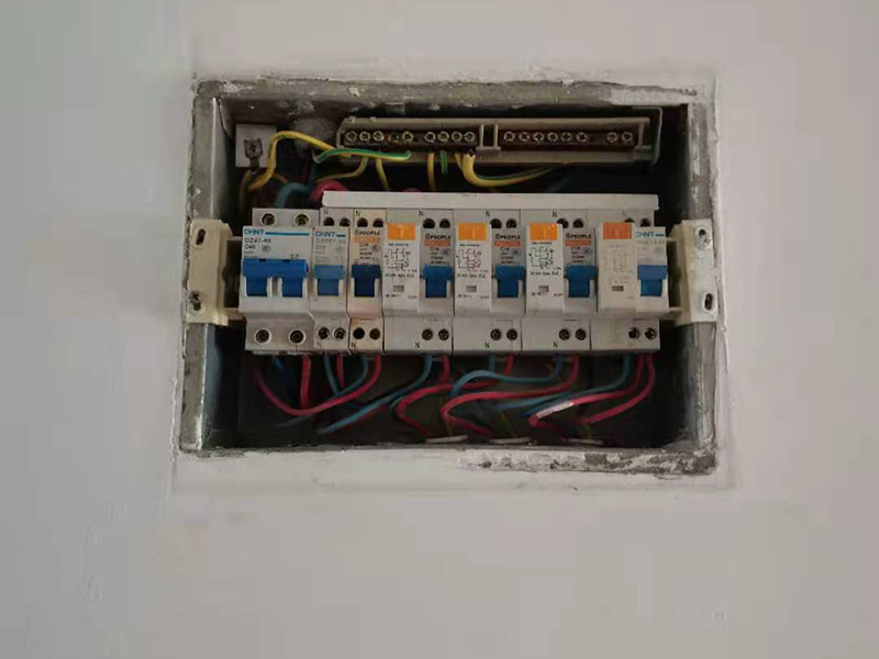 家庭空氣開關(guān)更換：可以先用電筆測試后面的火線是否有電，用電筆的探頭觸碰裸露銅絲，若果電筆發(fā)生反映就說明電路正常，是開關(guān)壞了，若果都沒反應(yīng)，可能是電路有問題，需要找專業(yè)電工進行問題排查 更換方法很簡單，只要把固定螺絲松開用尖嘴鉗取下并裝到新的開關(guān)上即可（注意別把火線和零線裝反了，很多家庭開關(guān)往往開其狀態(tài)反而是關(guān)燈就是因為裝反了，一般紅色標志是火線，黑色或藍色是零線）