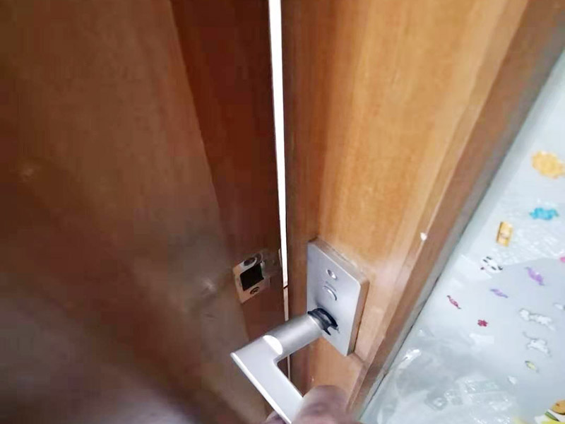 門框門鎖維修：首先就應該想到將變形的門框拆下來，然后重新修理一下，再重新把門框裝上去，但是，如果不及時修復，可能就需要更換。拆了門上的鉸鏈，因為木門或者門框如果繼續(xù)變形，拆掉鉸鏈就可以正常開關門了。